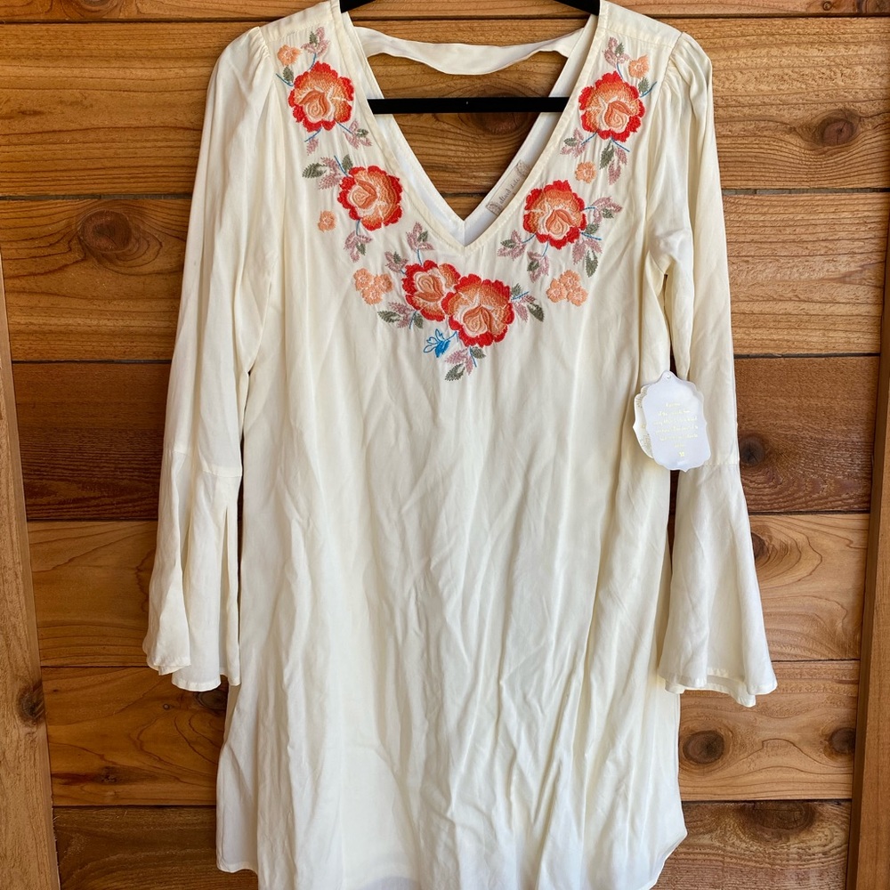 Altar’d State chic, floral off-white knee length dress with flowy sleeves.